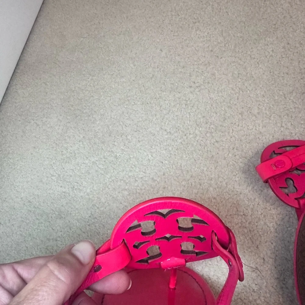 ⭐️Tory Burch Miller Neon Flourescent Pink Fuschia Sandals size 9 ⭐️